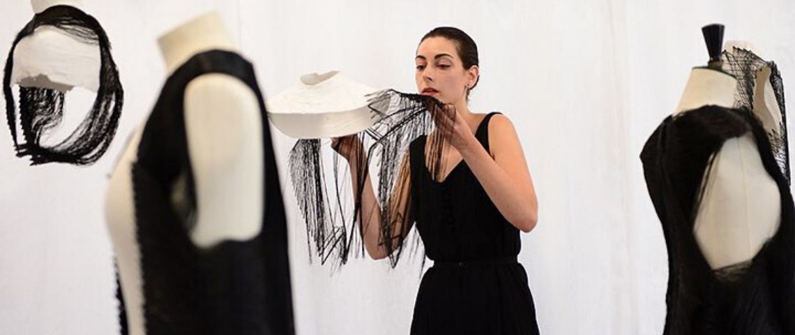 Cette « chirurgienne » du vêtement réconcilie sur-mesure et prêt-à-porter une couturière ajuste des vêtements