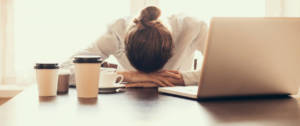 Une femme déprimée derrière son ordinateur chez elle