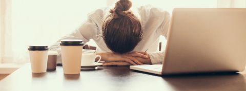 Comment les patrons peuvent-ils gérer la crise du coronavirus en interne ? Une femme déprimée derrière son ordinateur chez elle