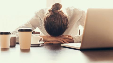 Une femme déprimée derrière son ordinateur chez elle