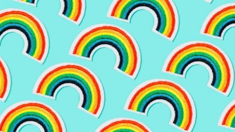 arcs en ciel sur fond vert