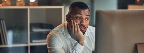 Une étude sur les messages restés sans réponse Un homme qui regarde son écran d'ordinateur dépité