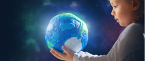 un jeune enfant tenant un globe lumineux entre ses mains