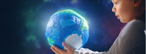 Comment réagissons-nous en confinement ? un jeune enfant tenant un globe lumineux entre ses mains