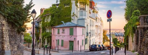 chacun chez soi durant le confinement mais tous ensemble immeuble parisien avec personne dans la rue