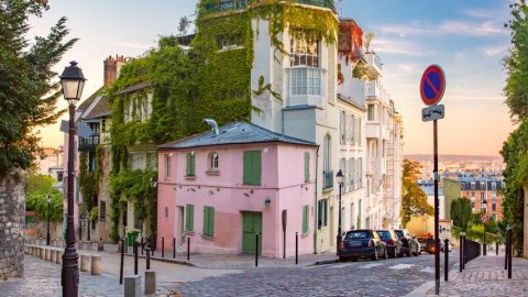 immeuble parisien avec personne dans la rue