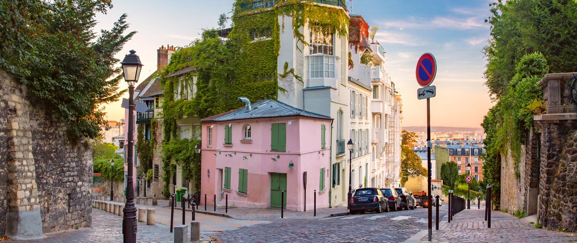 chacun chez soi durant le confinement mais tous ensemble immeuble parisien avec personne dans la rue