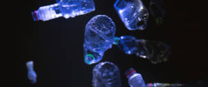 Des bouteilles en plastique sur un fond sombre