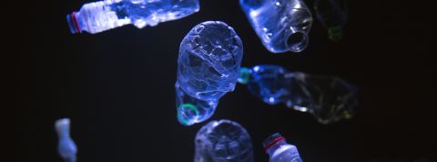 Quelles sont les entreprises les plus polluantes ? Des bouteilles en plastique sur un fond sombre