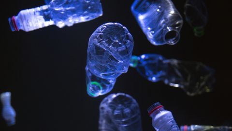 Des bouteilles en plastique sur un fond sombre
