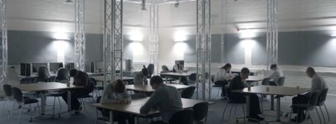 Ce film nous plonge dans un monde où même le sommeil devient monnayable un réfectoire où les gens dorment