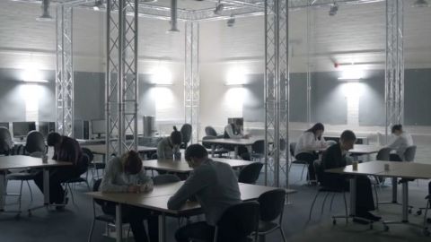 un réfectoire où les gens dorment