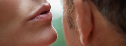 Les fake news sont comme des virus : elles se propagent rapidement Une femme chuchotte un secret à l'oreille d'un homme