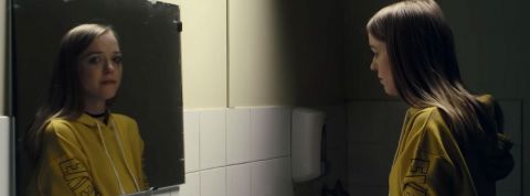 Cette mini-série scientifique montre la réalité d’une ado atteinte de schizophrénie une adolescente pleure devant le miroir