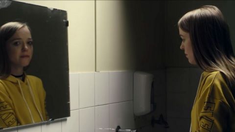 une adolescente pleure devant le miroir