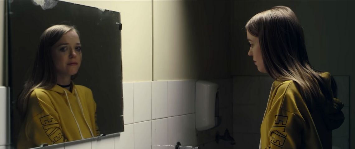Cette mini-série scientifique montre la réalité d’une ado atteinte de schizophrénie une adolescente pleure devant le miroir