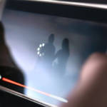 Une personne en train de lire une vidéo dont le téléchargement est lent sur son smartphone