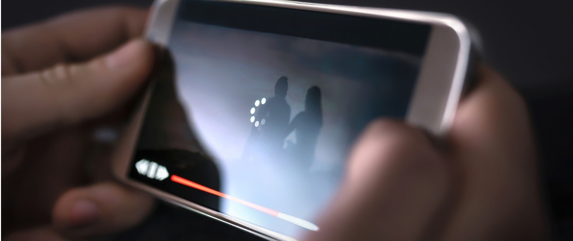 Pendant la période de confinement, les plateformes sont invitées à ne plus diffuser leurs contenus en haute définition Une personne en train de lire une vidéo dont le téléchargement est lent sur son smartphone