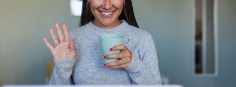 Le télétravail nous apprend le télémanagement Une jeune femme assise devant son ordinateur et qui fait une videoconférence