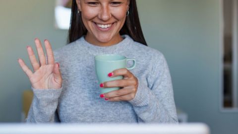 Le télétravail nous apprend le télémanagement Une jeune femme assise devant son ordinateur et qui fait une videoconférence