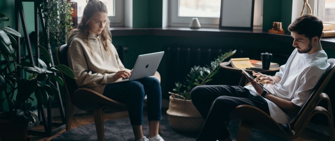 Les outils pour mieux télétravailler Un homme et une femme qui travaillent sur leur ordinateur