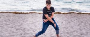 Un garçon qui danse sur la plage