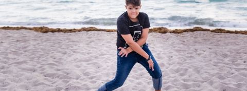 Petit lexique de TikTok Un garçon qui danse sur la plage