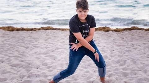 Un garçon qui danse sur la plage