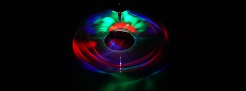 Trou noir, supernova... l'invisible du cosmos révélé par 4 installations artistiques Des formes colorées sur un fond noir