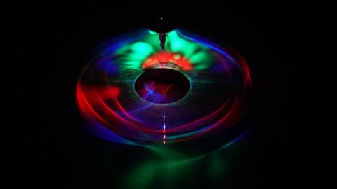 Des formes colorées sur un fond noir