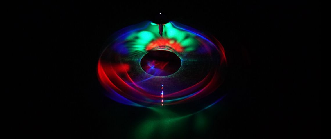 Trou noir, supernova... l'invisible du cosmos révélé par 4 installations artistiques Des formes colorées sur un fond noir