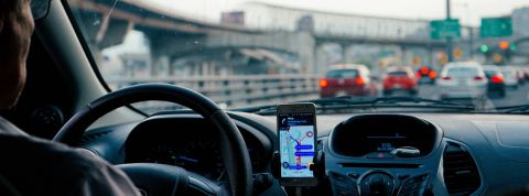 La cour de cassation statue sur les travailleurs des plateformes Un chauffeur de VTC dans une voiture