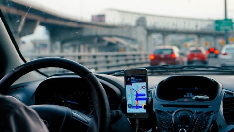 Un chauffeur de VTC dans une voiture