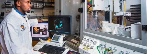 Covid-19 : des valves imprimées en 3D sauvent des vies en Italie Chercheurs dans un labo d'hôpital