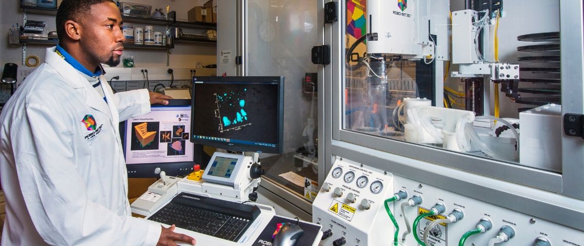 Covid-19 : des valves imprimées en 3D sauvent des vies en Italie Chercheurs dans un labo d'hôpital