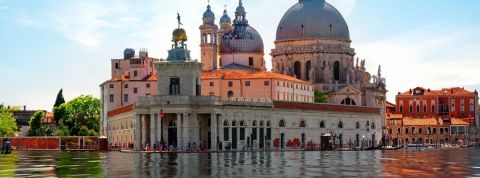 Suite aux mesures de confinement, les canaux de Venise redeviennent clairs Une vue de Venise avec le lagion et le palais des Doges