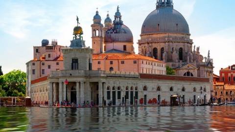 Suite aux mesures de confinement, les canaux de Venise redeviennent clairs Une vue de Venise avec le lagion et le palais des Doges