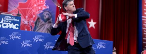Est ce que les fake news peuvent tuer ? Sean Hannity lançant une balle dans son public