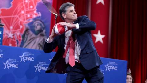 Sean Hannity lançant une balle dans son public