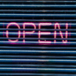 Une entrée de garage avec taggé "open" dessus