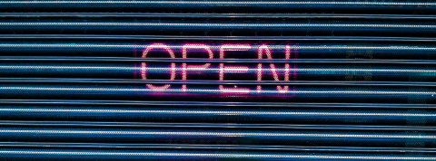 Confinement : comment les entreprises gardent le contact avec leurs clients ? Une entrée de garage avec taggé - open - dessus