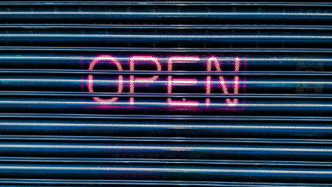 Une entrée de garage avec taggé  - open -  dessus