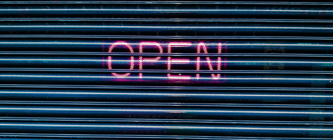 Confinement : comment les entreprises gardent le contact avec leurs clients ? Une entrée de garage avec taggé