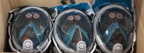 L'innovation frugale peut nous sauver de la crise du Covid-19 Masque Decathlon dans un carton