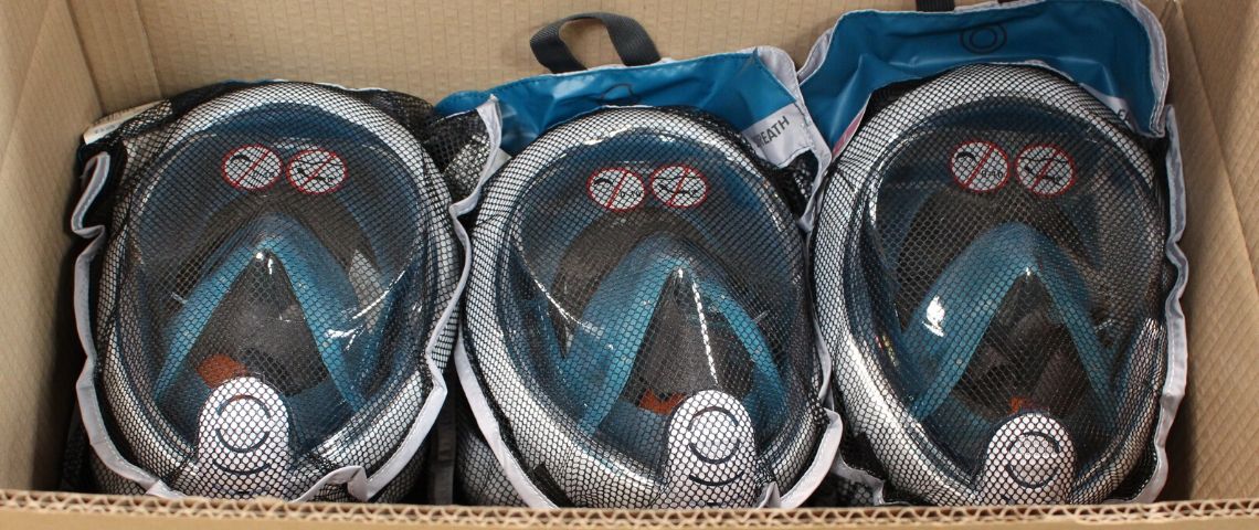 L'innovation frugale peut nous sauver de la crise du Covid-19 Masque Decathlon dans un carton