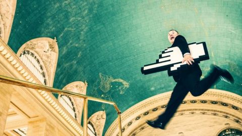 Homme agile qui porte une pancarte symbolisant la transformation numérique