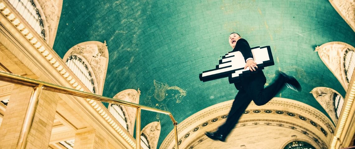 Homme agile qui porte une pancarte symbolisant la transformation numérique