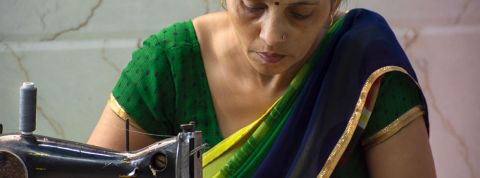 Coronavirus : comment les acteurs de la mode s'engagent ? Une couturière indienne