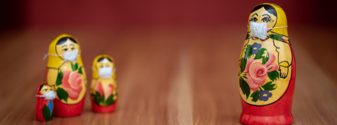 Communication de marque coronavirus Des poupées russes portant un masque médical