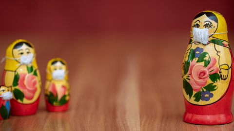 Des poupées russes portant un masque médical